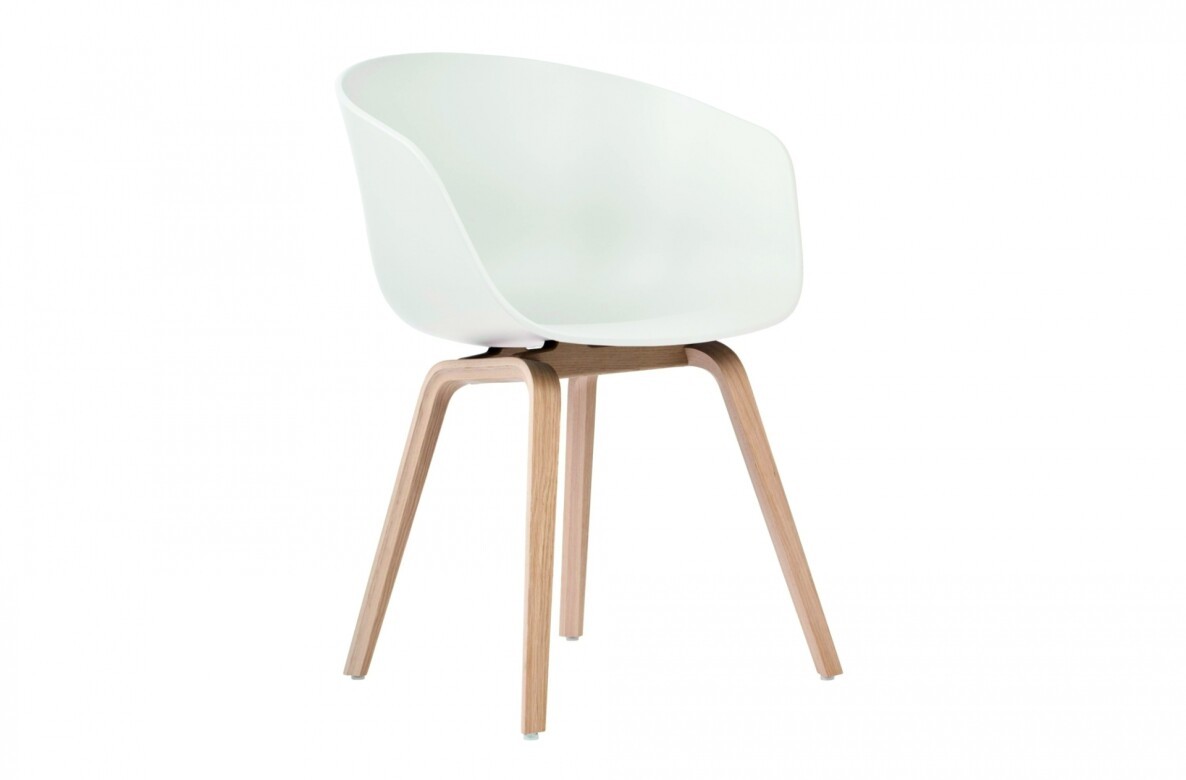 Dans la catégorie chaise & tabouret : AAC 22 par Hay
