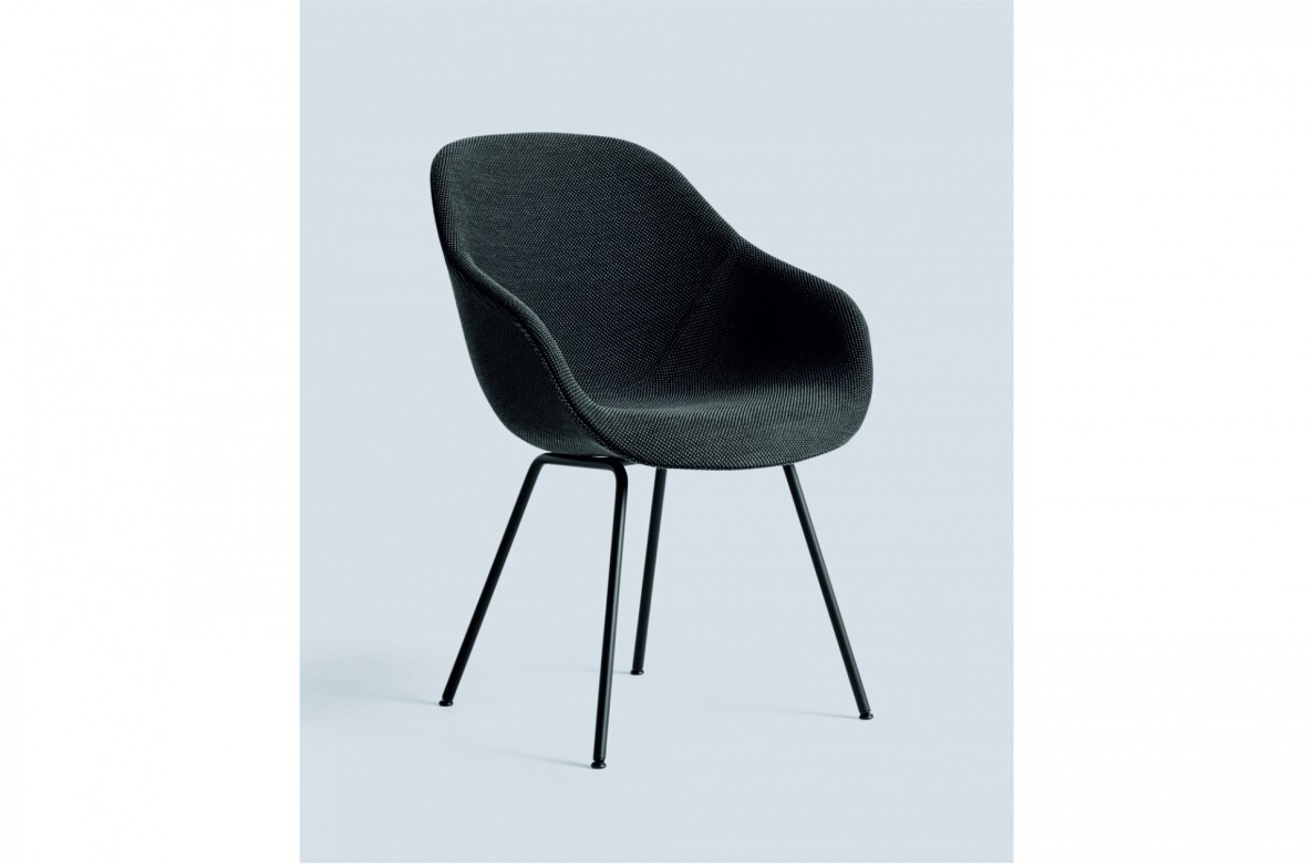 Dans la catégorie chaise & tabouret : AAC 127 par Hay