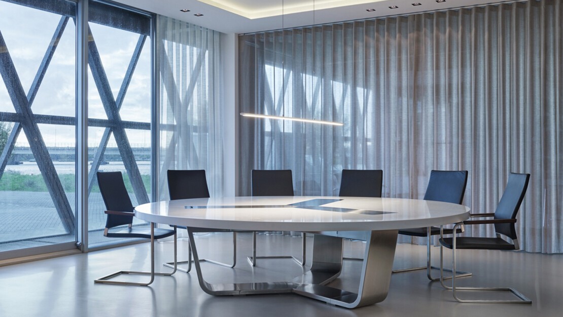 S8000 par Thonet