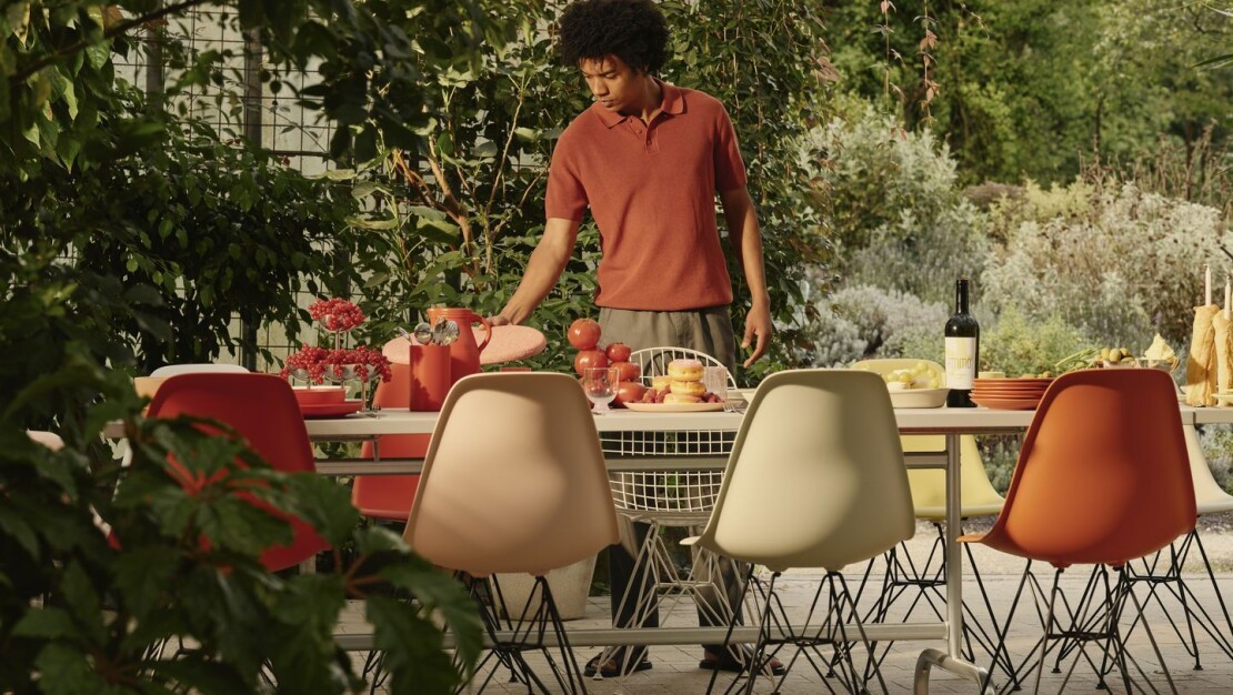 Eames Plastic Side Chair RE DSR par Vitra