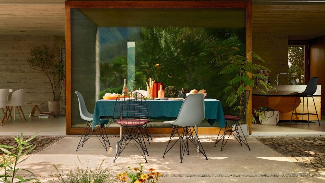 Eames Plastic Side Chair RE DSR par Vitra